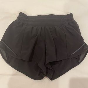 lululemon hotty hot short low rise 2.5